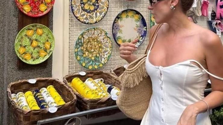 Ezgi Eyüboğlu Tatilden Paylaştığı Pozlarla Sanal Medyayı Salladı Sarı Bikinisiyle Mükemmel Görünüm