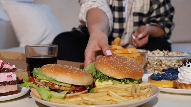 ŞEKER VE YAĞ DEPOSU ÇIKTI Bir Hamburger Menüde 20 Küp Şeker ve Bir Su Bardağına Yakın Yağ Bulunduğunu Biliyor musunuz