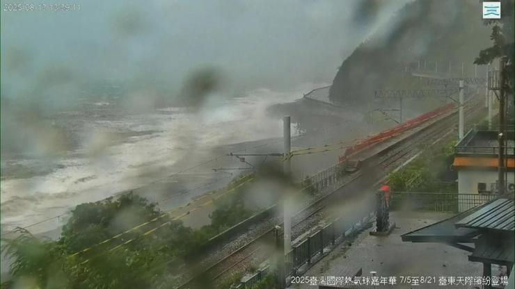 Podul tayfunu Tayvan’ı vurdu: Okullar kapalı, uçuşlar iptal