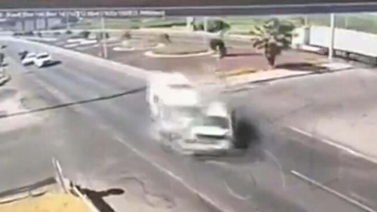 Ambulansla otomobilin çarpıştığı ölümlü kaza kamerada