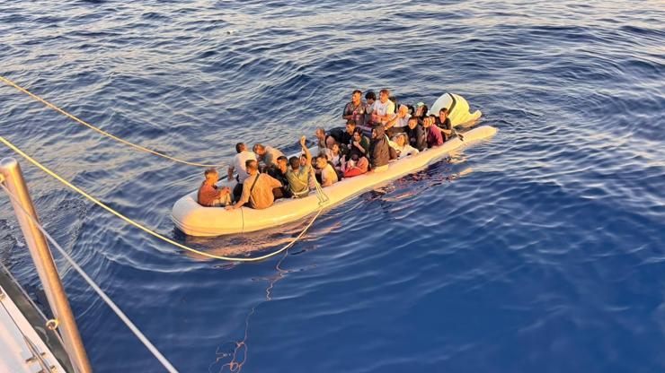 Batmak üzere olan lastik bottan 13’ü çocuk 43 göçmen kurtarıldı