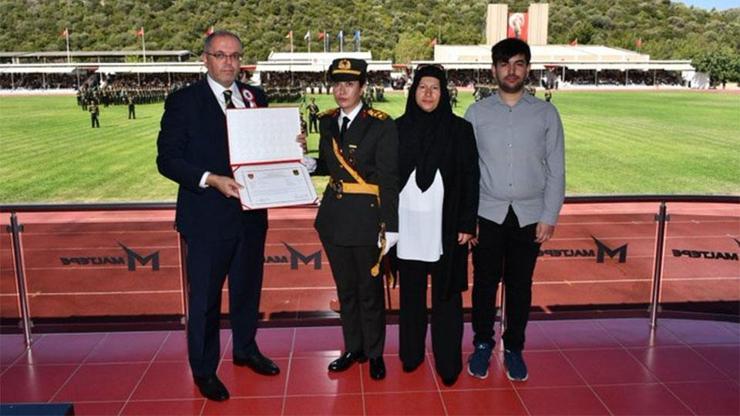 Şehit Ömer Halisdemir'in kızı teğmen oldu!