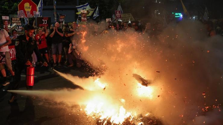 İsrail’de hayat durma noktasında: Rehine ailelerinden protesto, grev dalgası büyüyor...