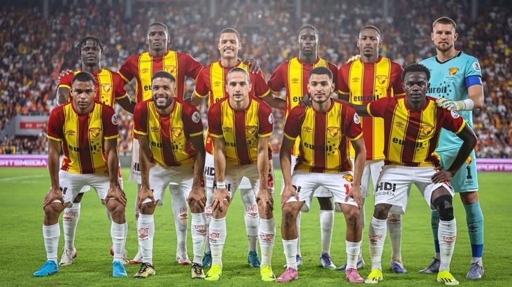 Göztepe taraftarları, İzmir'deki ilk maçta tribünleri doldurdu Göztepe taraftarları, İzmir'deki ilk maçta tribünleri doldurdu