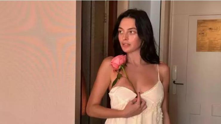 Melis Sezen’den Ekoseli Elbise Şovu: Sanal Medya Ayağa Kalktı
