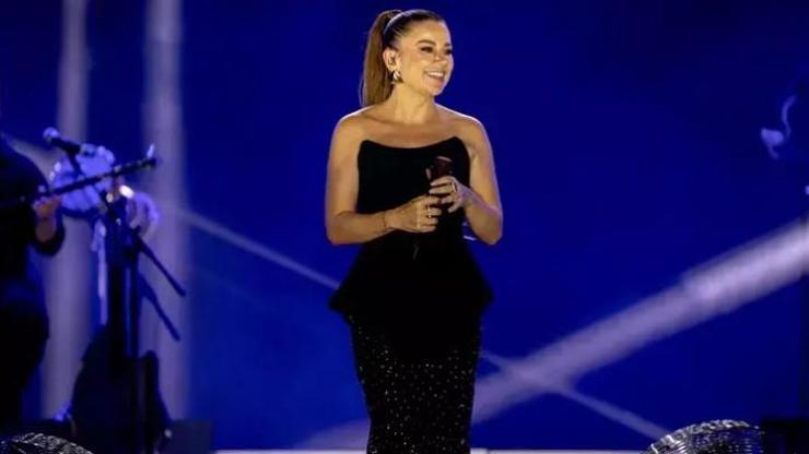 Merve Özbey Erzurumda Binlerce Kişiye Konser Verdi