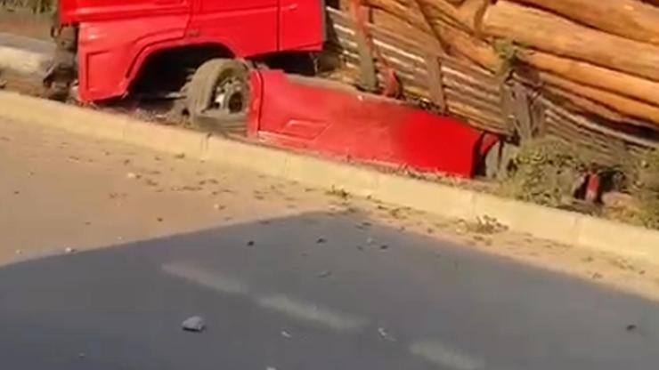 Trafikte şoförünün kontrolsüz ilerlediği tomruk yüklü TIR, refüje devrildi