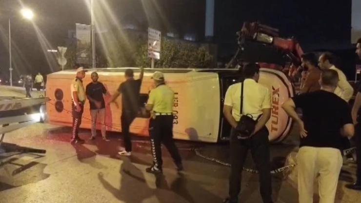 İstanbul - Sultanbeyli'de otomobil ile minibüs çarpıştı: 10 yaralı
