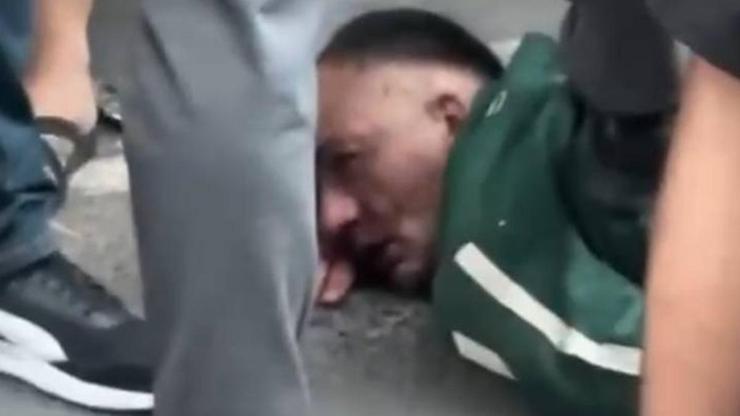 Sokak ortasında sevgilisini bıçakladı Mahalleli tarafından linç edildi