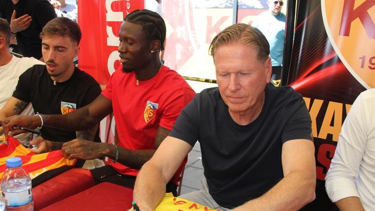 Kayserispor'da imza günü düzenlendi Kayserispor'da imza günü düzenlendi