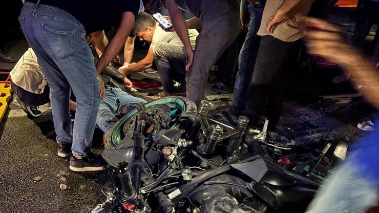 Motosiklet ile otomobil çarpıştı: 4 yaralı Motosiklet ile otomobil çarpıştı: 4 yaralı