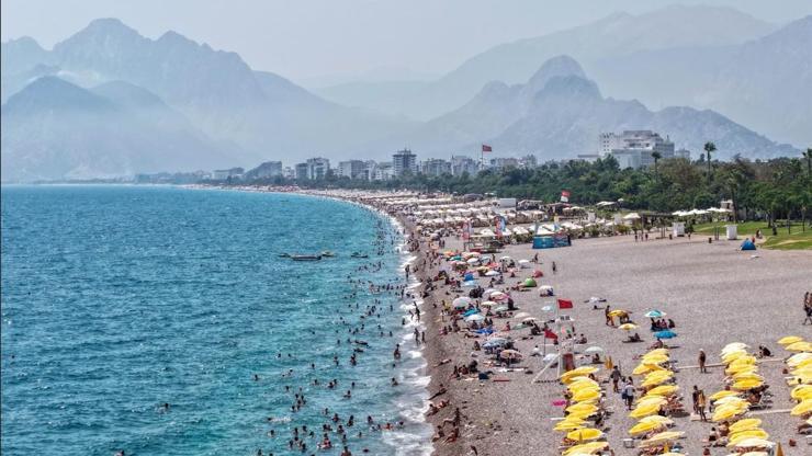 Antalyada Sıcak Hava Etkisini Gösterdi: Sıcaktan Bunalanlar Denize Koştu