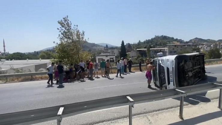 Aydın'da midibüs devrildi: 7 turist yaralandı Aydın'da midibüs devrildi: 7 turist yaralandı