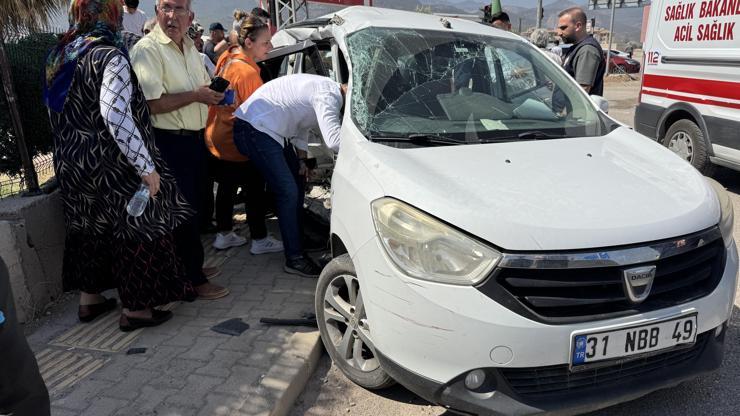 Düğüne gidenleri taşıyan otomobil ile çekici çarpıştı; 3 ölü, 2 yaralı Düğüne gidenleri taşıyan otomobil ile çekici çarpıştı; 3 ölü, 2 yaralı