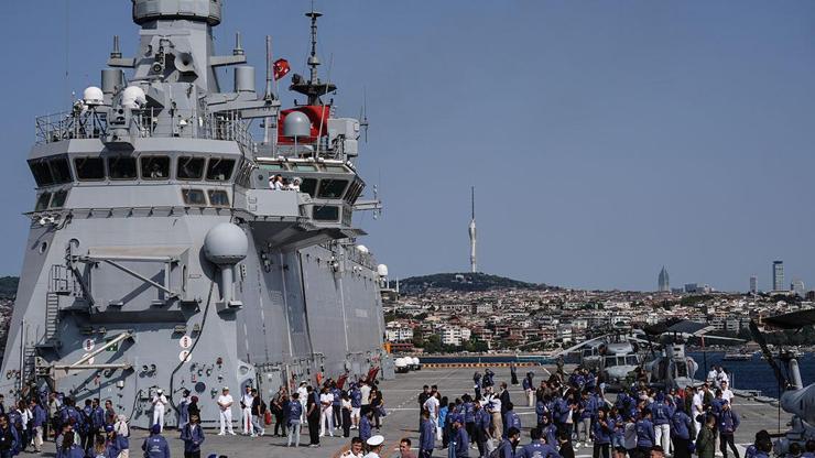 Zafere yolculuk Çanakkaleden yola çıkan TCG Anadolu İstanbulda