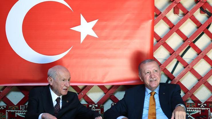 Cumhurbaşkanı Erdoğan ve MHP lideri Devlet Bahçeli, Ahlatta: Selçuklu Kabristanına ziyaret