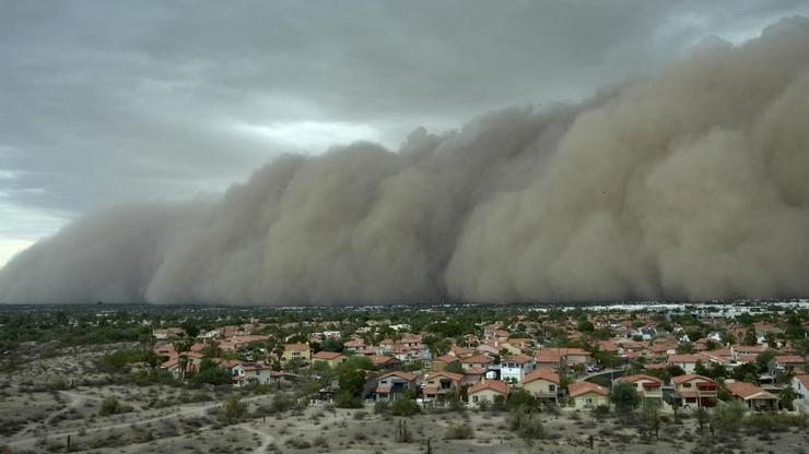 Film sahnesi değil Arizona’yı dev toz bulutu esir aldı: Uçuşlar durdu, şehir elektriksiz kaldı...