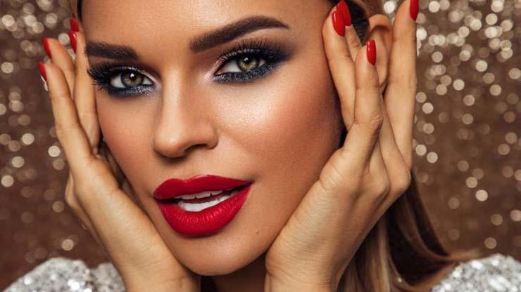 Yaz Bitmeden Sezonun En Hit Makyaj Trendleri: Tereyağı Cilt İle Yaz Parıltısı, Renkli Kirpikler, Göz Makyajında Serin Tonlar...