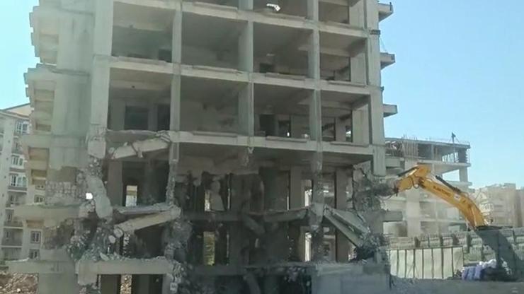 Müteahhit kendini ihbar etti: Bina mühürlenerek yıkımı yapıldı