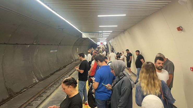 İstanbul’da M3 metro hattında teknik arıza... Yolcu yoğunluğu oluştu İstanbul’da M3 metro hattında teknik arıza... Yolcu yoğunluğu oluştu