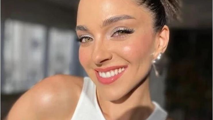 Begüm Akkaya’dan Havuz Başında Büyüleyen Pozlar Beyaz Bikinisiyle Sanal Medyayı Salladı