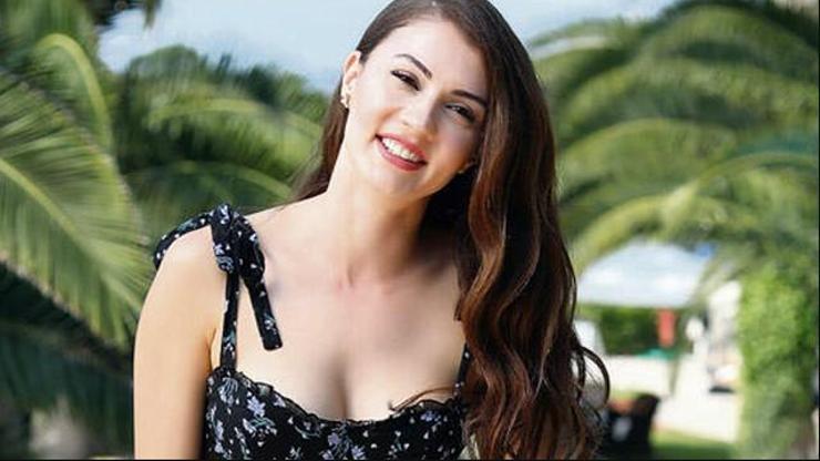 Burcu Özberk’in Derin Sırt Dekoltesi Sosyal Medyada Olay Oldu