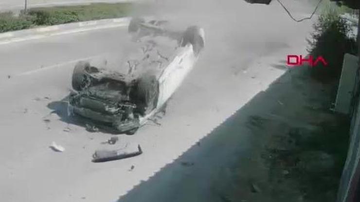Feci kaza anı kamerada Refüje çarpan otomobil taklalar attı...