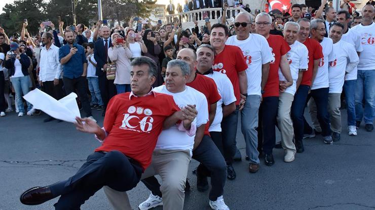 Sivas'ta 1058 kişilik meydan halayı Sivas'ta 1058 kişilik meydan halayı