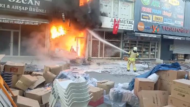 SON DAKİKA... İSTOÇta yangın kontrol altında: 17 iş yeri zarar gördü