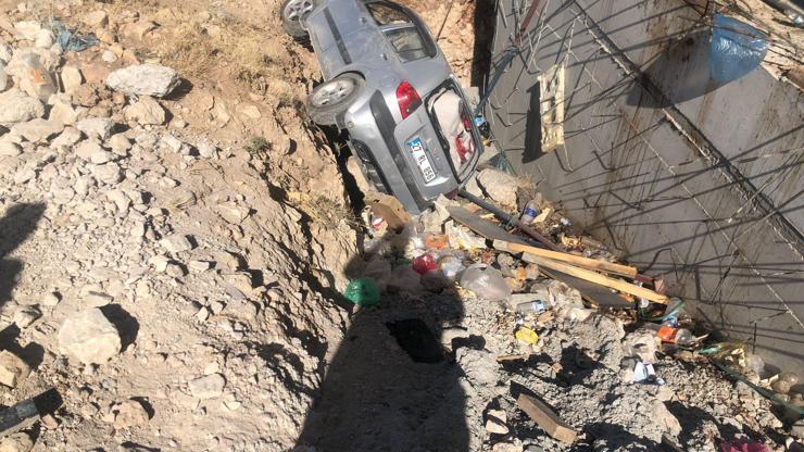 Otomobil apartman bahçesine düştü, sürücü yaralandı