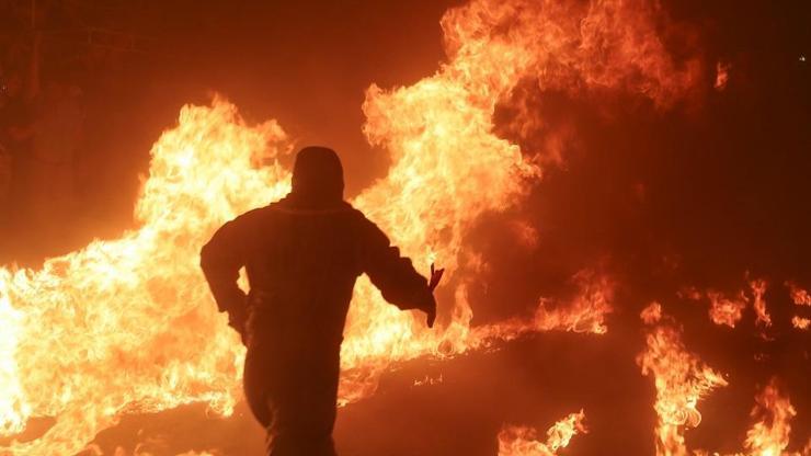 AĞUSTOS’UN ALEVLERİ El Salvador sokakları ateşle aydınlandı