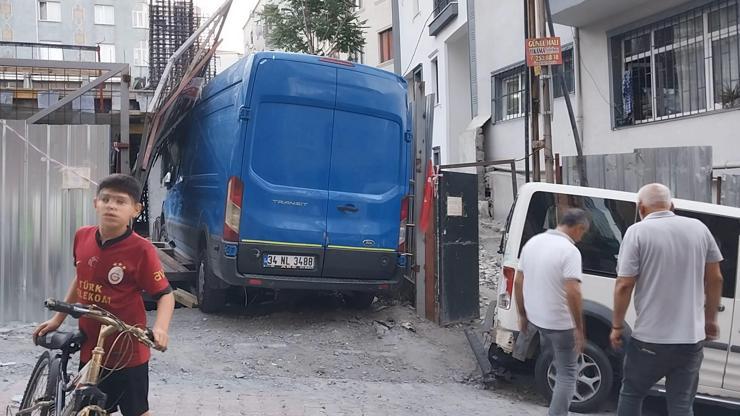 İstanbul - Kağıthane’de sürücüsünün direksiyon hakimiyetini kaybettiği minibüs inşaat alanına girdi İstanbul - Kağıthane’de sürücüsünün direksiyon hakimiyetini kaybettiği minibüs inşaat alanına girdi