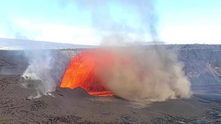 Kilauea Yanardağında 32nci patlama 150 metreye kadar lav püskürttü...