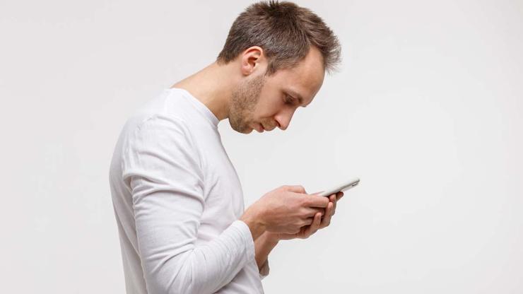 Yeni Neslin Sessiz Tehlikesi: Cep Telefonu Kamburluğu