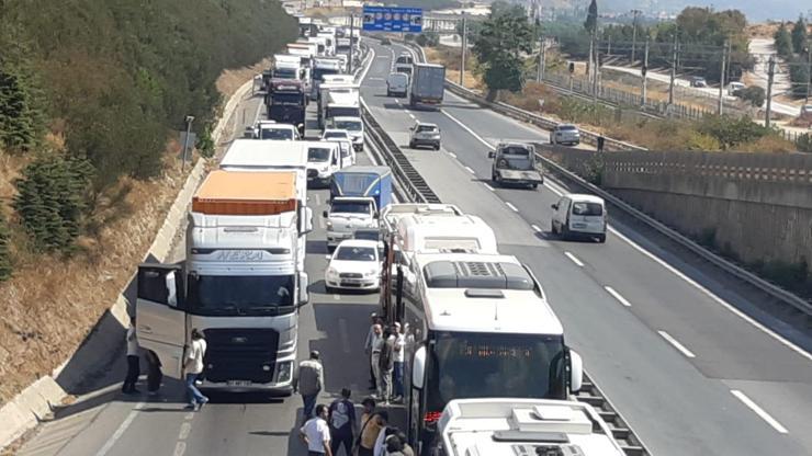 SON DAKİKA... Kocaelinde TIR devrildi: Yol ulaşıma kapandı