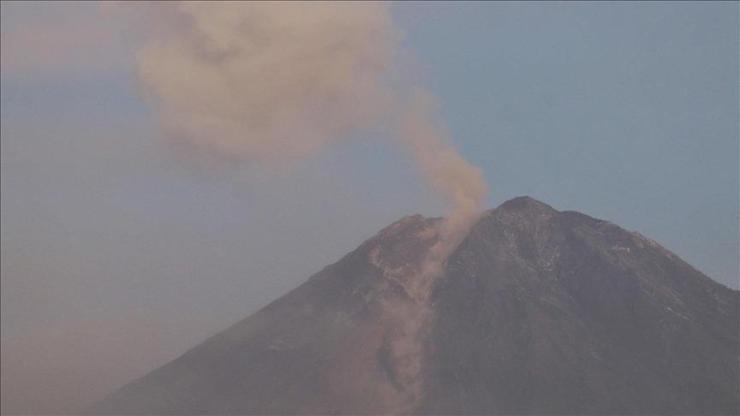 Endonezyadaki Semeru Yanardağında 2 patlama Küller 500 metreye yükseldi...