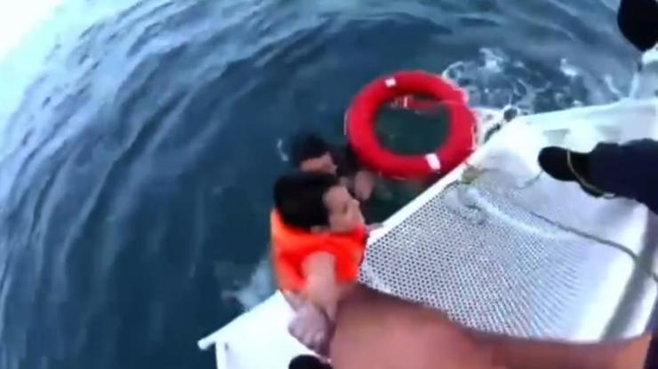 Mersinde akıntıya kapılan çocuğu sahil güvenlik kurtardı