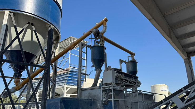 Beton karıştırıcısına düşüp, hayatını kaybetti Beton karıştırıcısına düşüp, hayatını kaybetti
