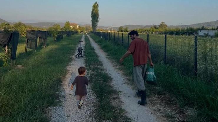 Setlere ara veren Kaan Urgancıoğlu oğluyla bahçeye girdi, hasat yaptı