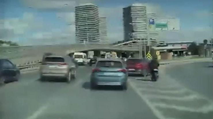 İstanbul- Şişli'de sapağa geç giren otomobile motosiklet çarptı