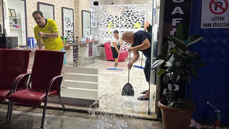 Ordu'da sağanak; cadde ve sokaklar suyla doldu