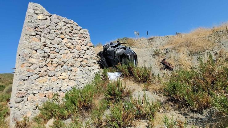 Antalyada otomobil şarampole devrildi: 1 ölü, 1 yaralı