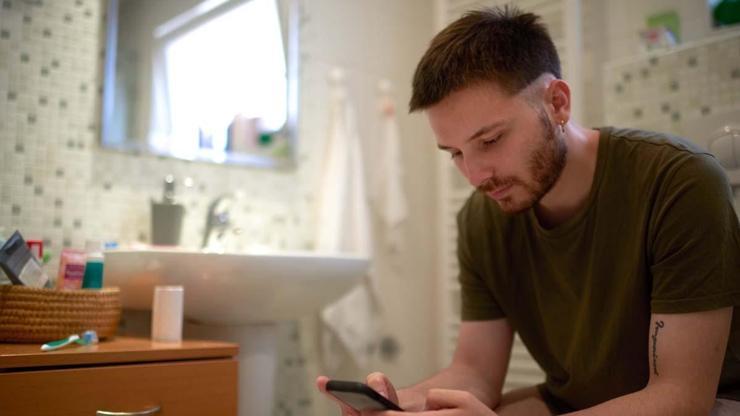 Tuvalette Uzun Süre Telefonla Oyalananlar Aman Dikkat Meğer Bu Hastalığın Bir Numaralı Sebebiymiş Riski Kat Kat Artırıyor