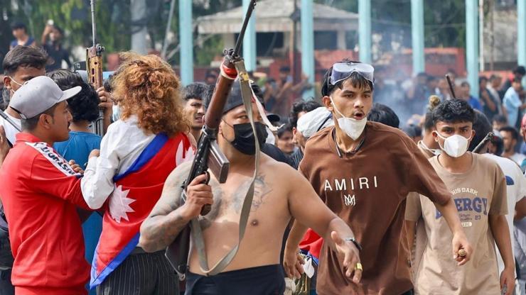 Nepalde sokaklar karıştı Z kuşağı protestolarında 19 kişi öldü...Başbakan Olinin konutu ateşe verildi