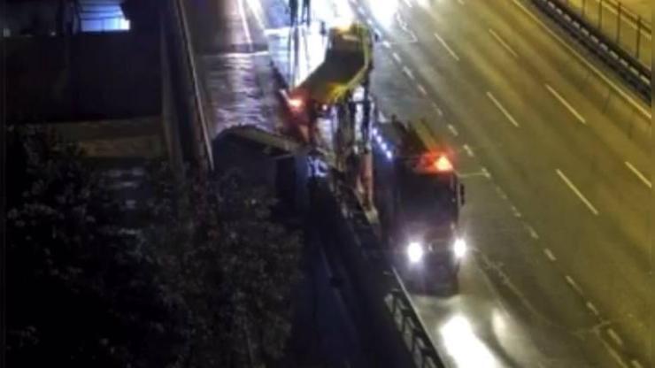 İstanbul - D-100 Karayolu'nda bariyere çarpan minibüs devrildi İstanbul - D-100 Karayolu'nda bariyere çarpan minibüs devrildi