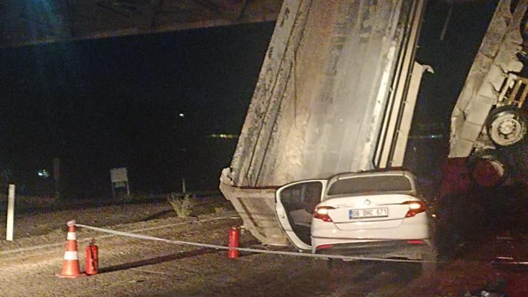 Damperi açılan kamyona otomobil çarptı; 1 ölü, 3 yaralı Damperi açılan kamyona otomobil çarptı; 1 ölü, 3 yaralı