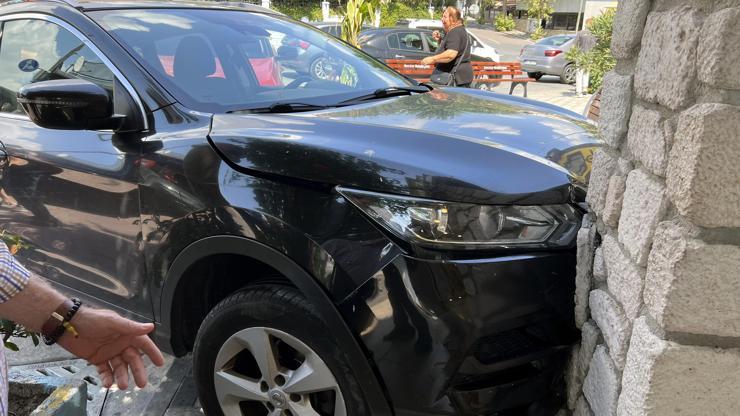 İstanbul - Avcılar'da gaz pedalı takılı kalan otomobilin kaza yaptığı anlar kamerada İstanbul - Avcılar'da gaz pedalı takılı kalan otomobilin kaza yaptığı anlar kamerada