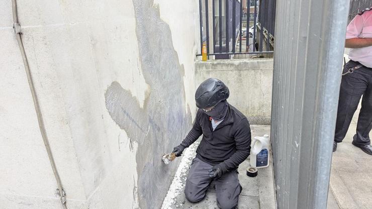 Londradaki Banksy eserinin son hali böyle görüntülendi