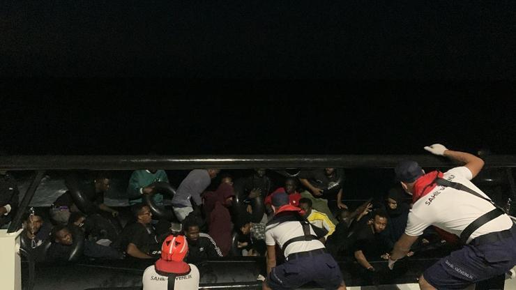 İzmir açıklarında 75 düzensiz göçmen yakalandı İzmir açıklarında 75 düzensiz göçmen yakalandı