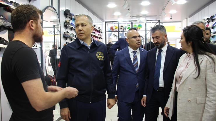 Bakan Yerlikaya, Ağrıda esnafla buluştu: Demokrasi sokakta değil, sandıkta güçlenir
